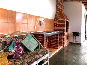 Casa Grande Com Churrasqueira E Garagem